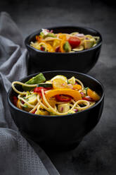 Bowls of spaghetti with grilled vegetables - LVF08365