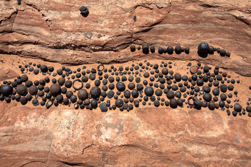 Hämatit-Konkretionen und Moqui-Marmor, eine ungewöhnliche Felsformation im Grand Staircase Escalente National Monument - CAVF65121