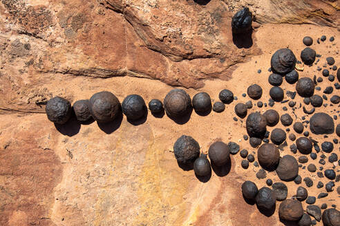 Hämatit-Konkretionen und Moqui-Marmor, eine ungewöhnliche Felsformation im Grand Staircase Escalente National Monument - CAVF65122