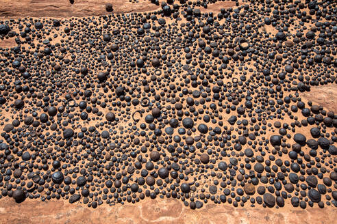Hämatit-Konkretionen und Moqui-Marmor, eine ungewöhnliche Felsformation im Grand Staircase Escalente National Monument - CAVF65123