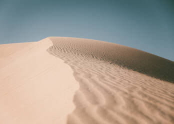 Bergrücken und blauer Himmel an den Sanddünen in der Wüste bei Yuma, AZ - CAVF65151
