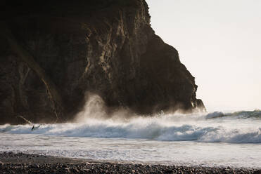 Cornish Coastline Surfer in den Wellen - CAVF65158