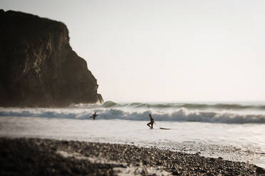 Surfer im Wasser am Strand von Cornwall - CAVF65159