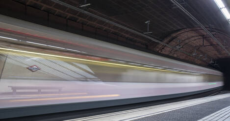 Untergrundbahn in Barcelona, mit fahrenden Zügen - CAVF65160