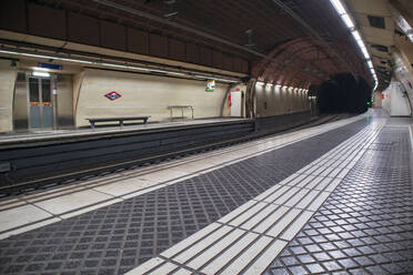 Untergrundbahn in Barcelona, mit fahrenden Zügen - CAVF65161