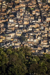 Blick auf die Häuser des Armenghettos im Favela-Slum Morro do Borel - CAVF65192