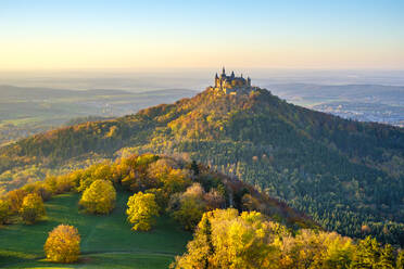 Burg Hohenzollern bei Sonnenuntergang, Baden-W√ºrttemberg, Deutschland - CAVF65226