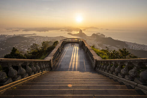 Schöner Blick auf den Sonnenaufgang von einer leeren Treppe des Corcovado-Berges - CAVF65254