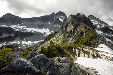 Sommerliche Aussicht auf die Küstenberge von British Columbia. - CAVF65292