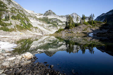 Blick auf einen Berggipfel und seine Spiegelung in einem See. - CAVF65296