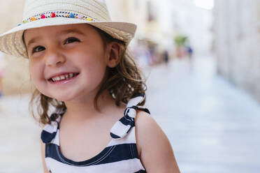Porträt eines lachenden kleinen Mädchens mit Strohhut - GEMF03214