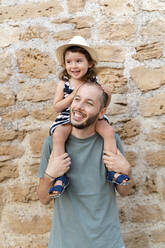 Porträt eines glücklichen kleinen Mädchens auf den Schultern ihres Vaters - GEMF03217