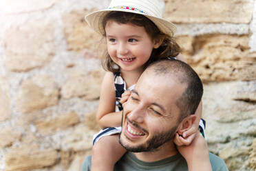 Porträt eines glücklichen kleinen Mädchens auf den Schultern ihres Vaters - GEMF03219