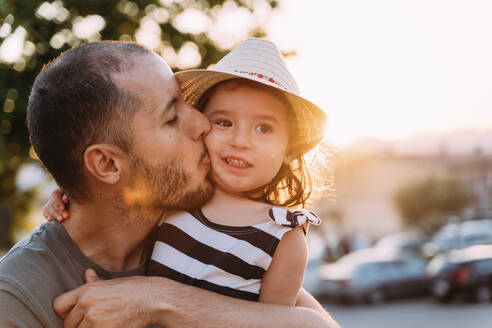 Vater küsst seine kleine Tochter bei Sonnenuntergang - GEMF03228