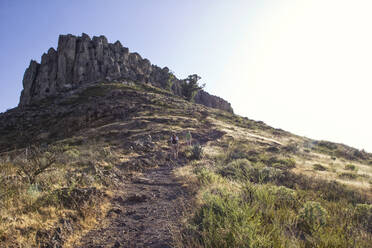 Spanien, Kanarische Inseln, La Gomera, Tiefblick auf zwei Wanderer beim Aufstieg zum Tafelberg - MAMF00868