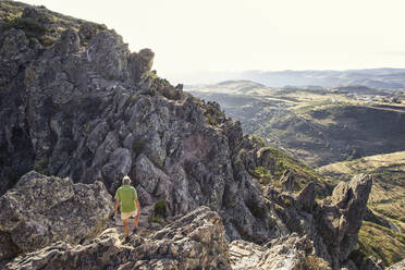 Spanien, Kanarische Inseln, La Gomera, Männlicher Wanderer beim Aufstieg zum Tafelberg - MAMF00872