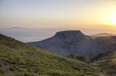 Spanien, Kanarische Inseln, La Gomera, Blick auf den Tafelberg bei Sonnenuntergang - MAMF00877