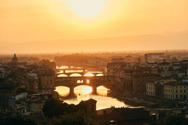 Majestätische Stadtlandschaft mit Brücken über den Fluss im goldenen Sonnenschein - CAVF65366