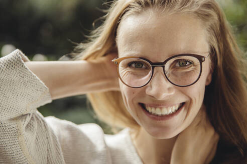 Porträt einer glücklichen jungen Frau mit Brille - MFF04876