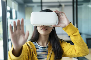 Junger Programmierer mit Virtual-Reality-Brille zum Testen von 3D-Applikationen - CAVF65389