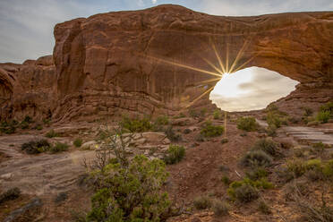 Sonnenuntergang im Windows District des Arches National Park, Utah. - CAVF65403