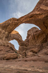 Sonnenuntergang am Double Arch im Arches National Park, Utah. - CAVF65406