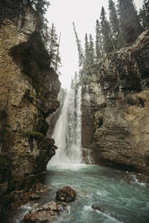 Oberer Wasserfall des Johnston Canyon Wanderweges in Alberta, Kanada. - CAVF65418