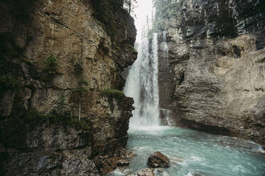 Oberer Wasserfall des Johnston Canyon Wanderweges in Alberta, Kanada. - CAVF65419
