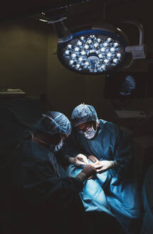 Chirurgen bei einer Fußoperation - DAMF00173