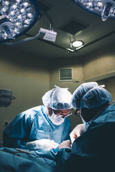 Chirurgen während einer Operation - DAMF00175