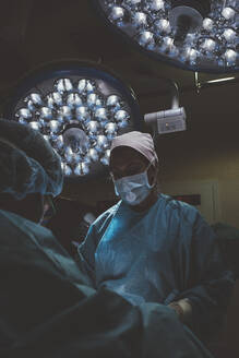 Chirurg und Krankenschwester während einer Operation - DAMF00176
