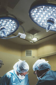 Chirurgen während einer Operation - DAMF00177