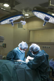 Chirurgen und Krankenschwester bei einer Fußoperation - DAMF00178