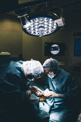 Chirurgen bei einer Fußoperation - DAMF00179