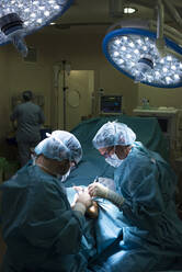Chirurgen bei einer Fußoperation - DAMF00180