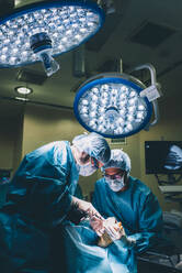 Chirurgen bei einer Fußoperation - DAMF00181