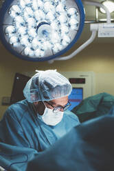 Chirurg während einer Operation - DAMF00182