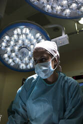 Porträt einer Krankenschwester im Operationssaal - DAMF00187