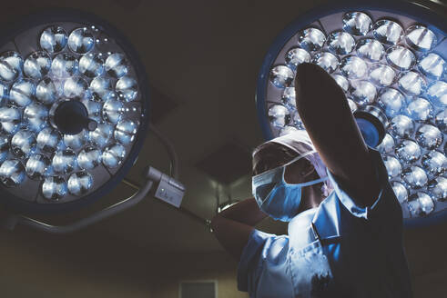 Krankenschwester im Operationssaal bei der Vorbereitung auf eine Operation - DAMF00188