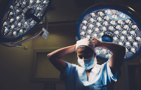 Krankenschwester im Operationssaal bei der Vorbereitung auf eine Operation, lizenzfreies Stockfoto