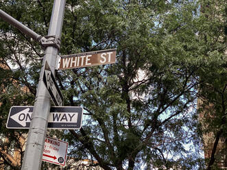 NYC, New York,/Vereinigte Staaten - 25. September 2019: Blick auf das Straßenschild der White Street in NYC - CAVF65427