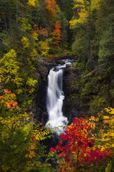 Leuchtende Herbstfarben, die einen steil abfallenden Wasserfall in Maine einrahmen - CAVF65428