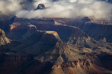 In Wolken gehüllte Felsformationen am Grand Canyon im Winter - CAVF65437