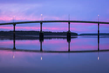 Dramatischer rosa Himmel bei Sonnenaufgang hinter der Brücke zur Campobello-Insel - CAVF65438