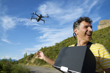 Ein Mann steuert eine Drohne in den Pyrenäen. - CAVF65482