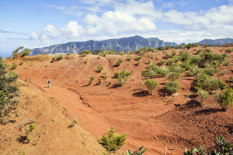 Wanderer auf roter Erde, Agulo, La Gomera, Kanarische Inseln, Spanien, lizenzfreies Stockfoto