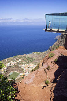 Tourist auf der Aussichtsplattform Mirador de Abrante, La Gomera, Kanarische Inseln, Spanien - MAMF00887