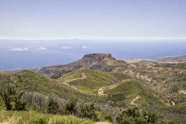 Spanien, Kanarische Inseln, La Gomera, Kurvenreiche Straße vor dem Tafelberg vom Gipfel des Garajonay aus gesehen - MAMF00891