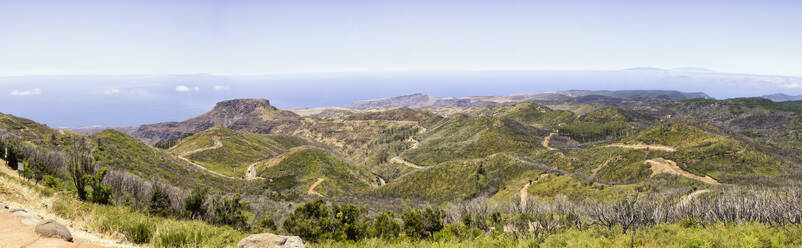 Spanien, Kanarische Inseln, La Gomera, Kurvenreiche Straße vor dem Tafelberg vom Gipfel des Garajonay aus gesehen - MAMF00896