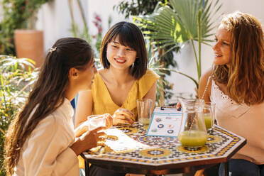 Female multicultural students meeting in a cafe - MPPF00137